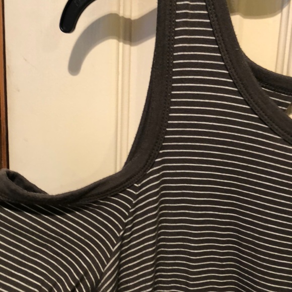 Cold shoulder dress - Picture 2 of 3